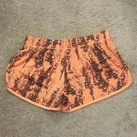 Small UNDER ARMOUR ABSTRACT ATHLETIC SHORTS ORANGE & BLACK HEAT GEAR - Picture 9 of 12